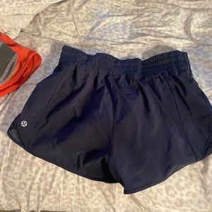 Lululemon size 6 hotty hot